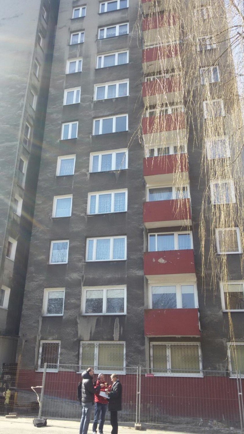 Katowice: Prostowanie przechylonego wieżowca. Mieszkańcy opuszczają blok [ZDJĘCIA+WIDEO]