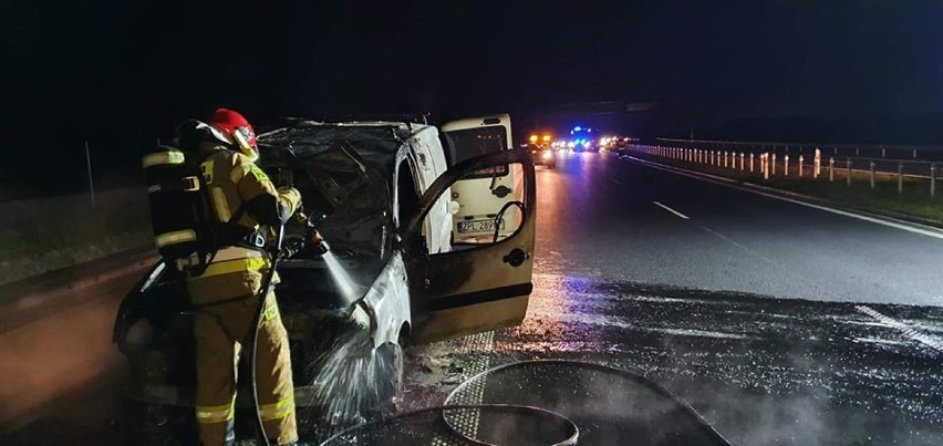 Sobotni pożar samochodu na S6, na trasie  Kołobrzeg - Koszalin