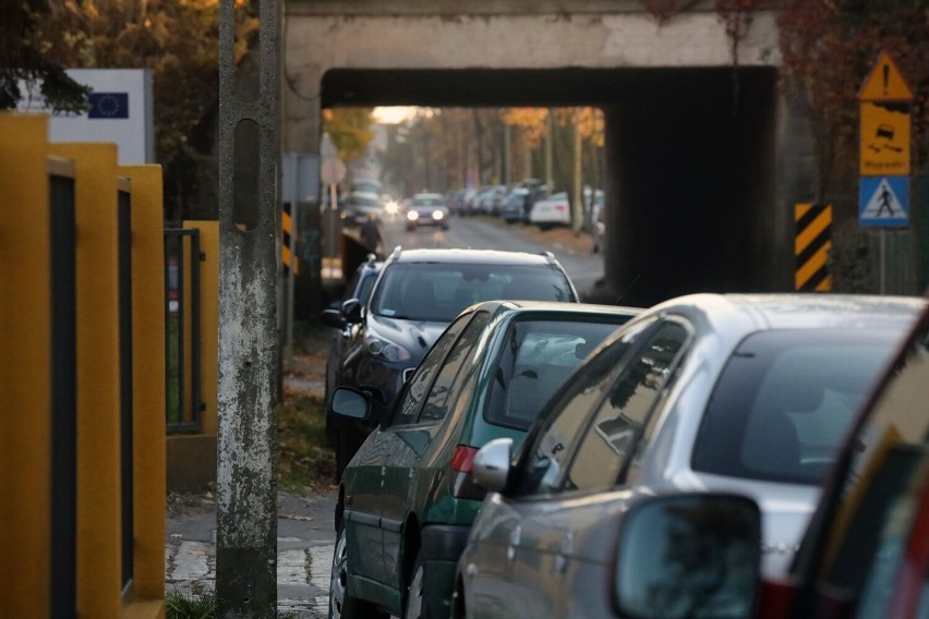 Tłumy na legnickim Cmentarzu Komunalnym w przeddzień Wszystkich Świętych