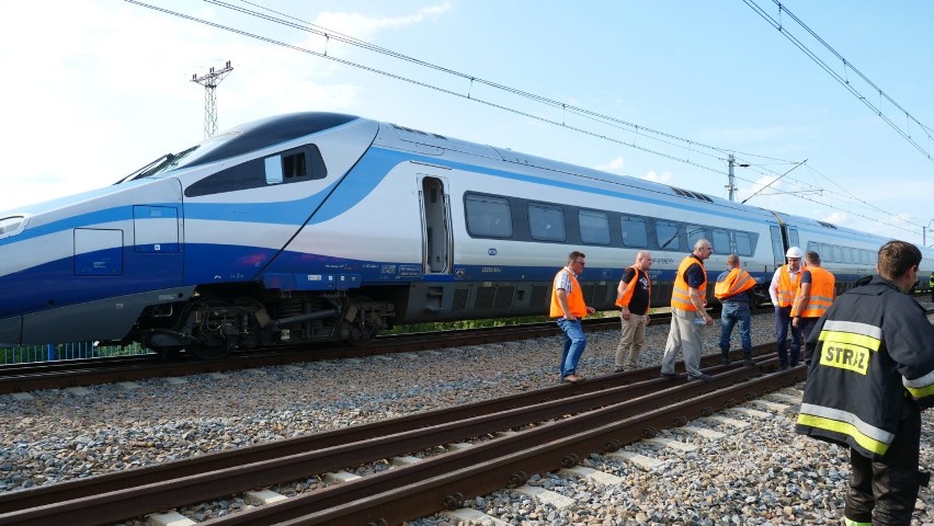 Ewakuacja ponad 300 pasażerów pociągu na Centralnej Magistrali Kolejowej w powiecie tomaszowskim [ZDJĘCIA]