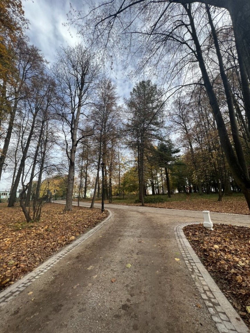 Zakończyła się rewitalizacja parku w Mroczkowie Gościnnym. Będzie remont zespołu pałacowego w Białaczowie [ZDJĘCIA]