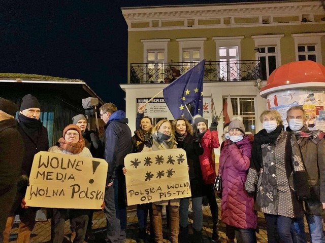 Grupa mieszkańców protestowała przed budynkiem kwidzyńskiej "Solidarności" oraz biurem poselskim PiS