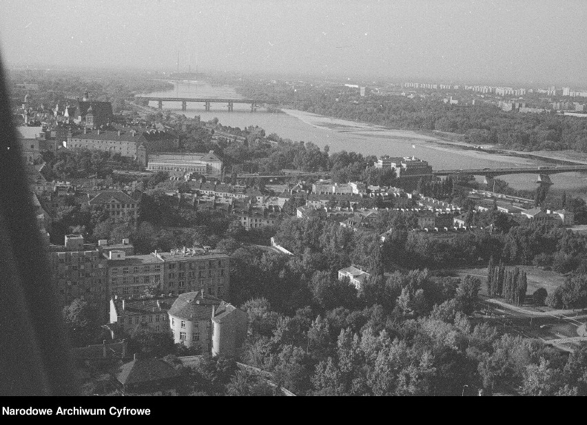 Widok z lotu ptaka od strony ul. Karowej w kierunku Mariensztatu. W tle Zamek Królewski i most Śląsko-Dąbrowski w 1984 roku