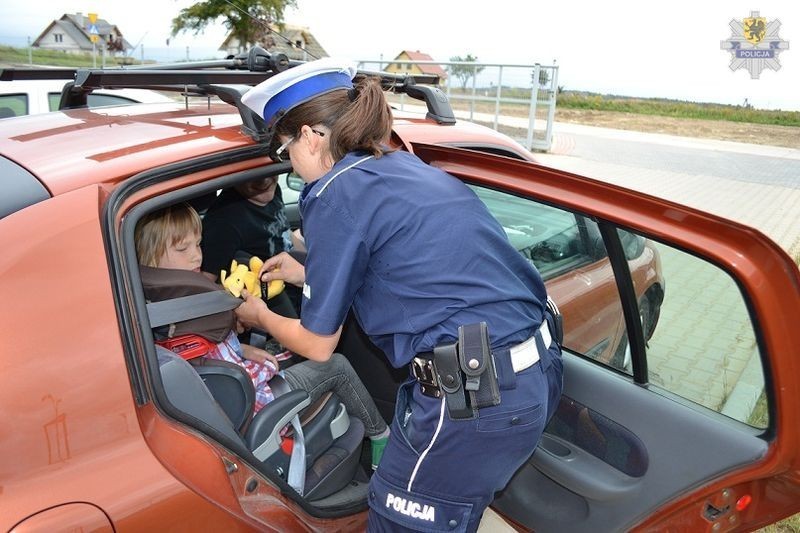 Malbork: Policjanci uczą dzieciaki, jak się zachować na drodze