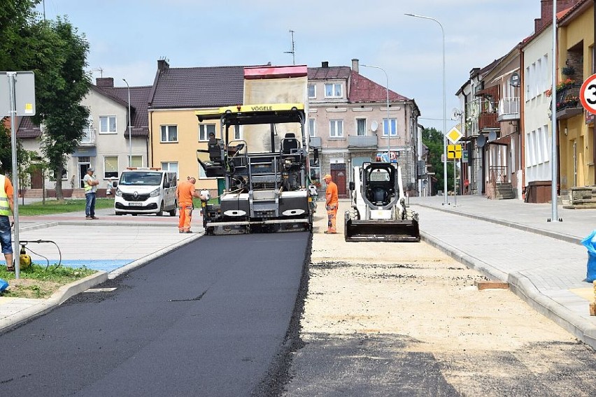 Kolno. Remont w centrum dobiega końca. Kładą asfalt na Placu Wolności [zdjęcia]