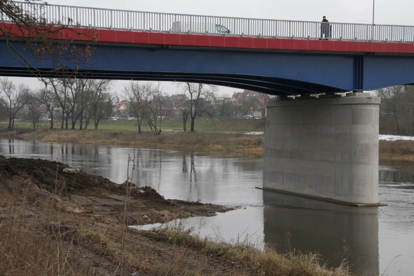 W Międzychodzie kończy się rozbiórka mostu przez rzekę Wartę...