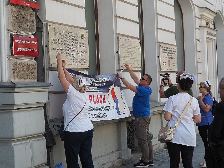 Protest sieradzkich pielęgniarek przed Łódzkim Urzędem...