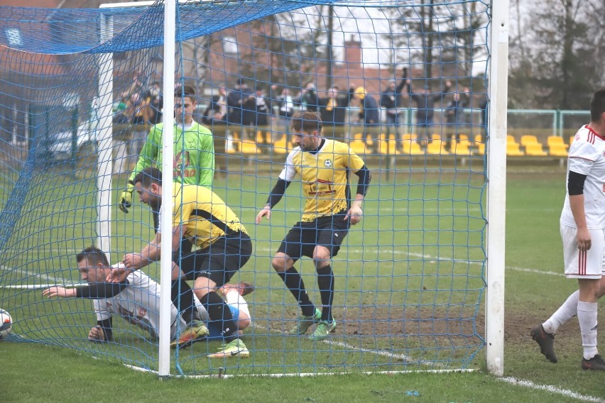 Piłka nożna. Grom Nowy Staw przegrał u siebie, zwycięstwa naszych drużyn w V lidze, derby w A-klasie