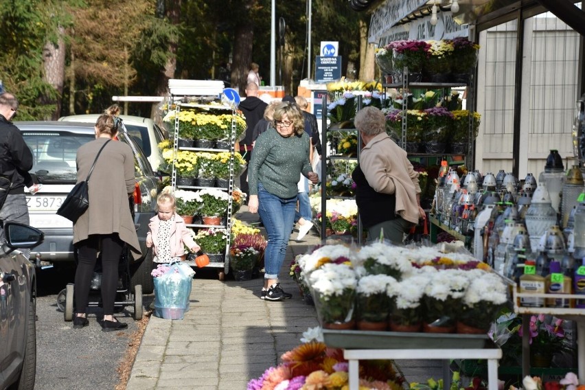 Wszystkich Świętych 2022. Tyle płacimy za znicze, kwiaty,...