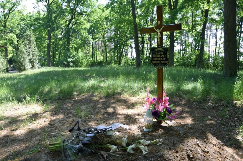 Szczątki wydobyte przez archeologa przy LO w Chodzieży, zostały złożone na cmentarzu w Podaninie