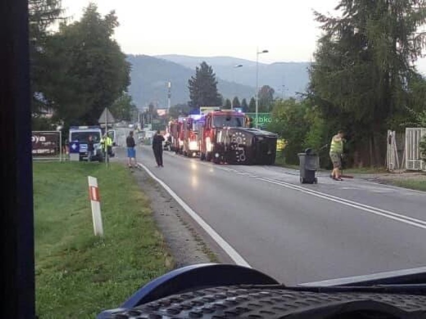 Żywiec: Wypadek na Wesołej [ZDJĘCIA]. Laweta wjechała w busa. 5 osób rannych