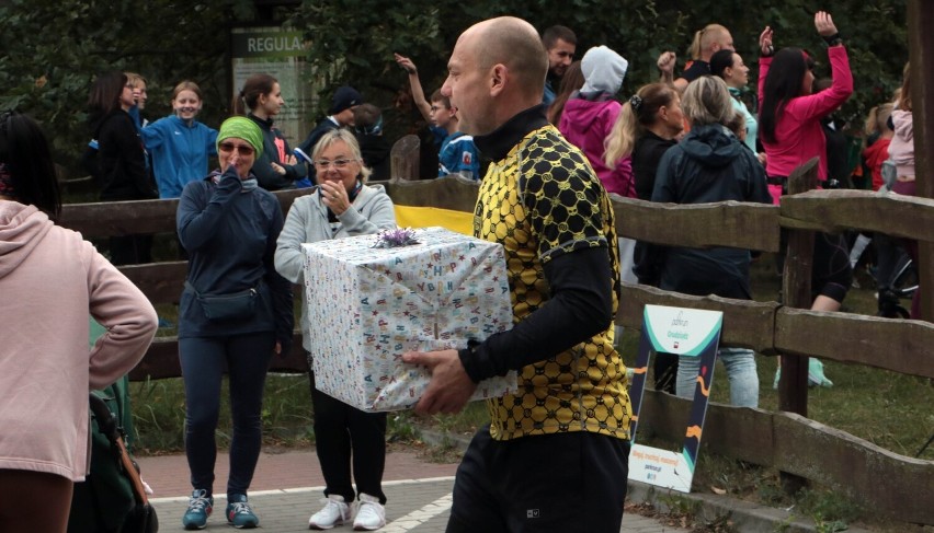 4. urodziny "Parkrun Grudziądz".  Biegacze świętowali w biegu na 5 kilometrów po lesie komunalnym. Zobacz zdjęcia