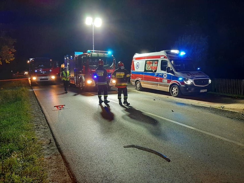 Czołowe zderzenie osobówek w Przybysławicach. Do szpitala trafiły trzy osoby, w tym dwójka dzieci