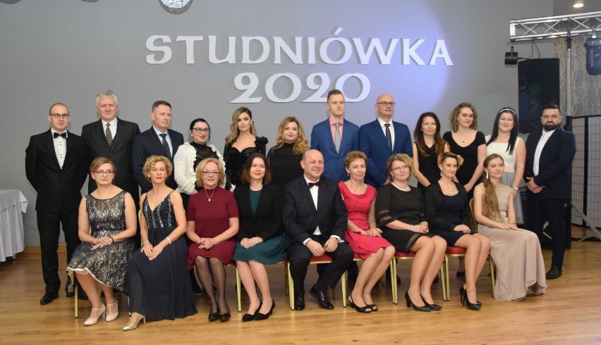 Malbork. Studniówka 2020 w ZSP 3 Malbork [ZDJĘCIA cz. 2]. Pamiątkowe fotografie klasowe