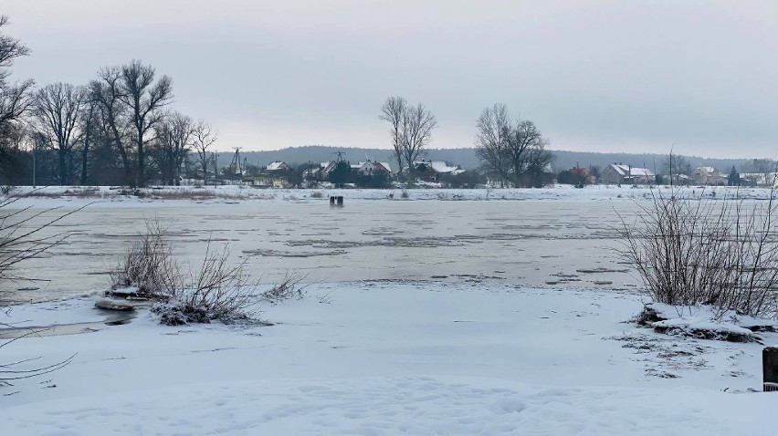 Ciechanów. Atak zimy widać także na Odrze. Na rzece pojawiła się kra. Wzrasta stan wody w dopływach Odry, także na Baryczy [ZDJĘCIA] 