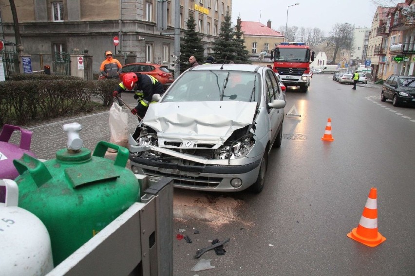 Wypadek w centrum Kielc. W dostawczym iveco były butle z gazem. Uderzyła w nie osobówka 