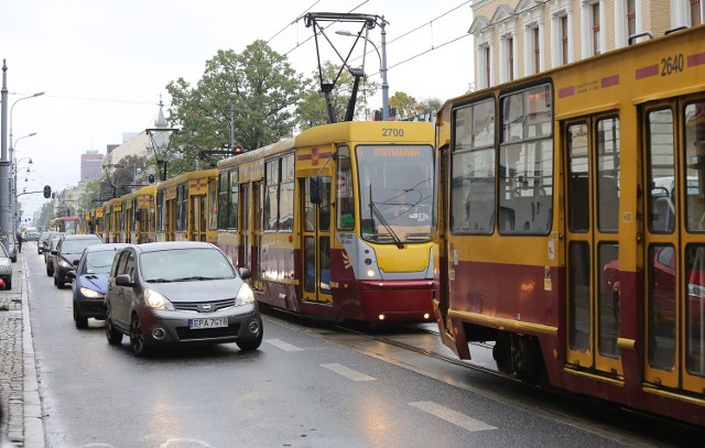 Wypadek na Piotrkowskiej przy Czerwonej w Łodzi. Zderzenie mercedesa z tramwajem