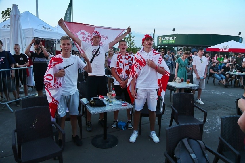 Kibice dopingujący biało-czerwonych przy Stadionie Wrocław