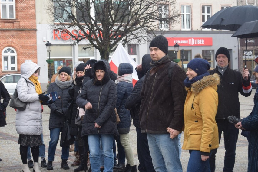 Pikieta na kościerskim Rynku pod hasłem "Nie dla przymusu szczepień, segregacji sanitarnej i paszportów C-19" ZDJĘCIA