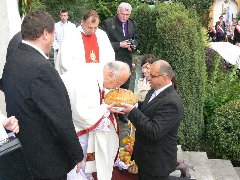 W deszczu modlili się w Domaniewicach [ZDJĘCIA]