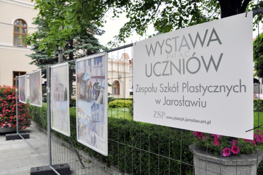 Prace uczniów ZSP przed Ratuszem w Jarosławiu