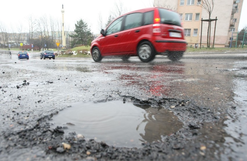 Rozpoczyna się przebudowa ul. Hodowlanej na Witominie za 24,5 mln zł. "To najgorsza droga w okolicy" - mówią mieszkańcy dzielnicy ZDJĘCIA