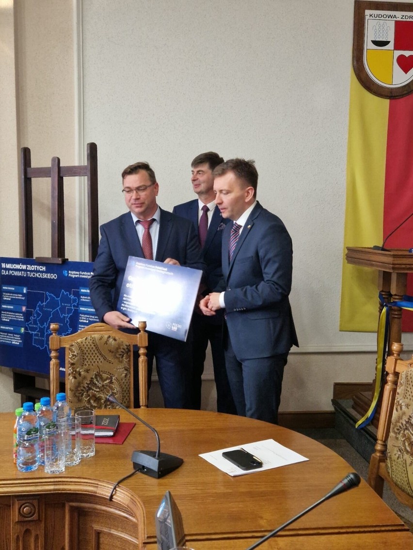 Minister Łukasz Schreiber przekazał samorządowcom promesy na...