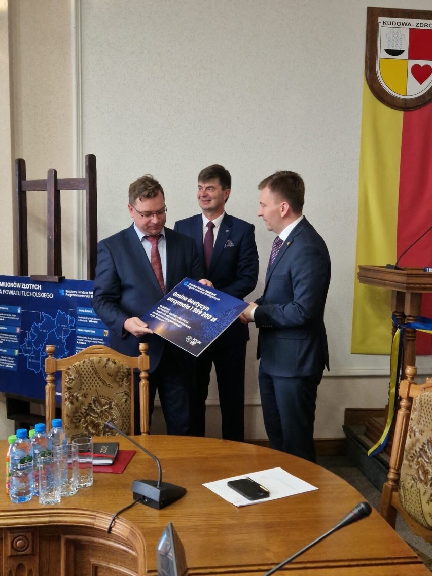 Minister Łukasz Schreiber przekazał samorządowcom promesy na...