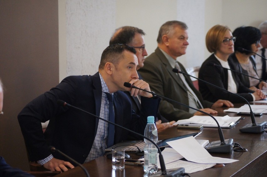 Radomsko: Na sesji rady powiatu o funduszach na oświatę,...