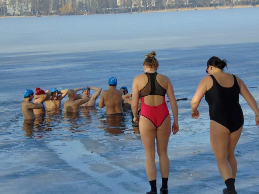  Niedzielne spotkanie morsów na plaży Lodożerców w Chodzieży.