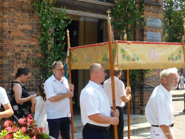 Procesja eucharystyczna parafii pw. św. Antoniego w Nowej Soli, 20 czerwca 2019 r.
Zdjęcia wykonał na całej długości procesji parafianin i czytelnik Gazety Lubuskiej Andrzej Wrzeszcz.