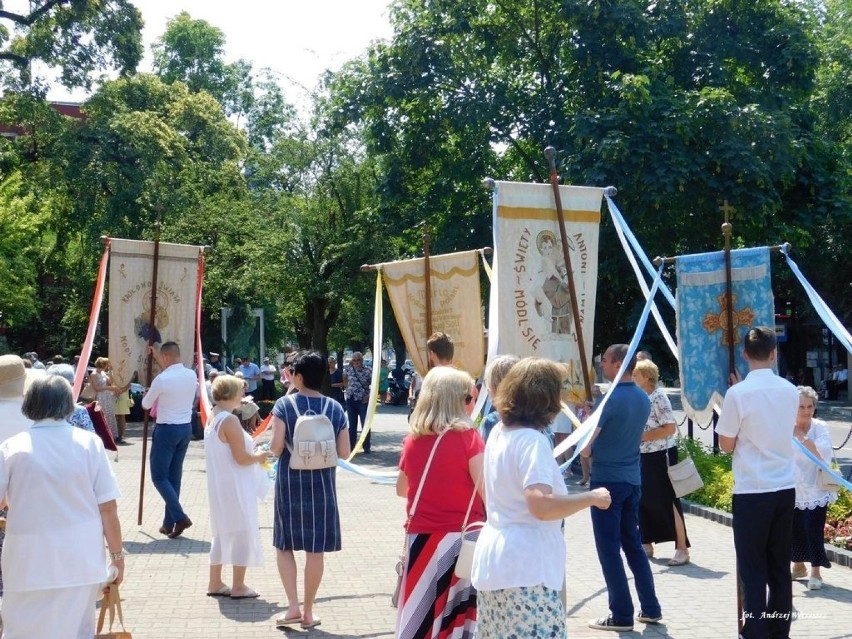 Procesja eucharystyczna parafii pw. św. Antoniego w Nowej...