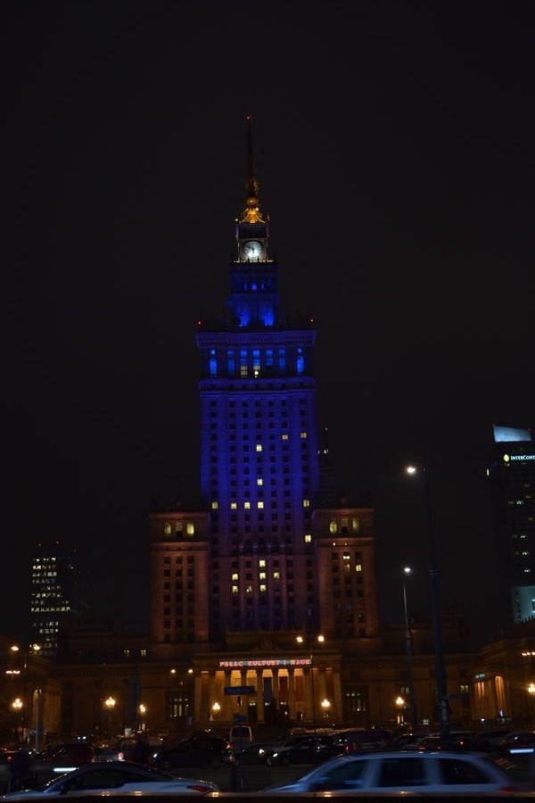 Warszawa dla Ukrainy. Pałac Kultury i Nauki podświetlony w kolorach Ukrainy