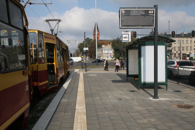 Przystanek podwyższono m.in. na al. Śmigłego - Rydza przy ul. Przybyszewskiego. Postawiono też na nim nowe wiaty