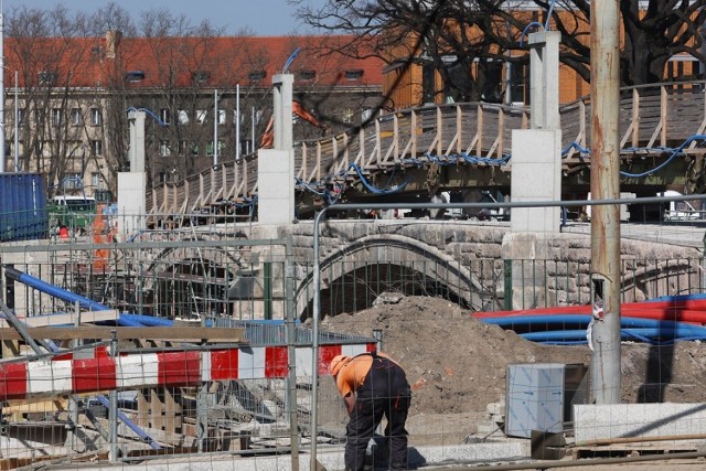 Zobaczcie jak idą prace na moście Pomorskim w galerii. Widoczne są już konstrukcje pod latarnie, które zostaną zrekonstruowane