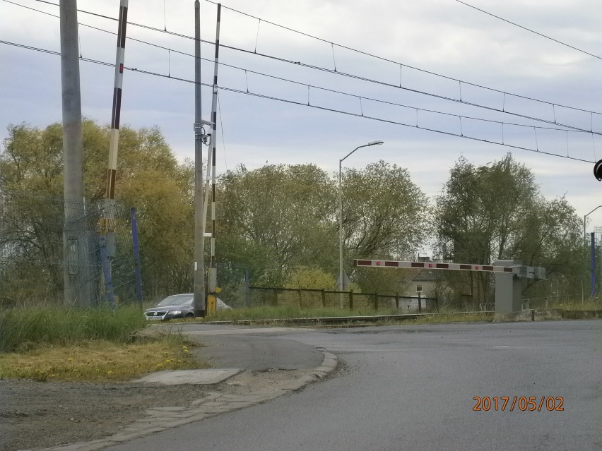 Czerwone światło i podniesione zapory. Niebezpieczna sytuacja na przejeździe