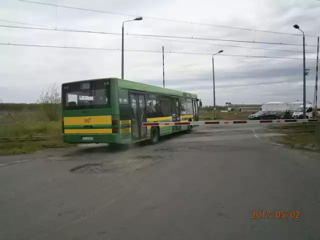 Kierowca autobusu, mimo opuszczonej  jednej zapory, zdecydował  się na przejazd