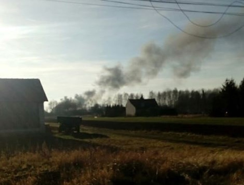 Czarny dym nad Tarnowem. Paliły się tworzywa w rejonie ul. Czystej