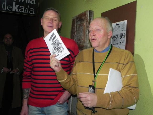 Robert Maj i Grzegorz Religa prezentują swoje dzieło.