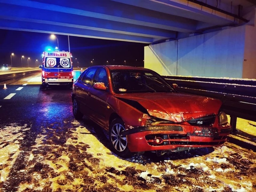 Na autostradzie A4 w Przeworsku osobowy hyundai uderzył w bariery [ZDJĘCIA]