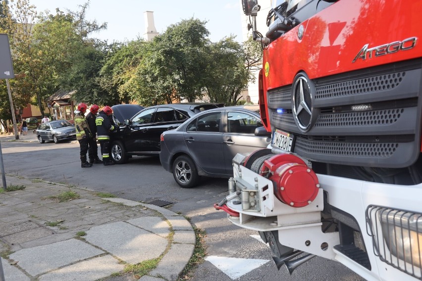 Wypadek na skrzyżowaniu ulic Artyleryjskiej i Hutników w Legnicy, dwie osoby ranne