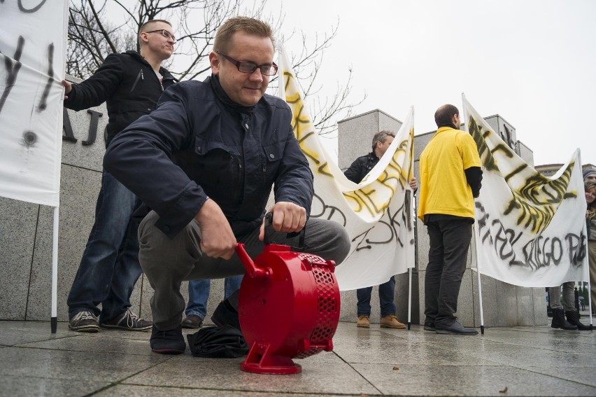 Palenie opon pod Sejmem. Manifestacja przedsiębiorców [FOTO]