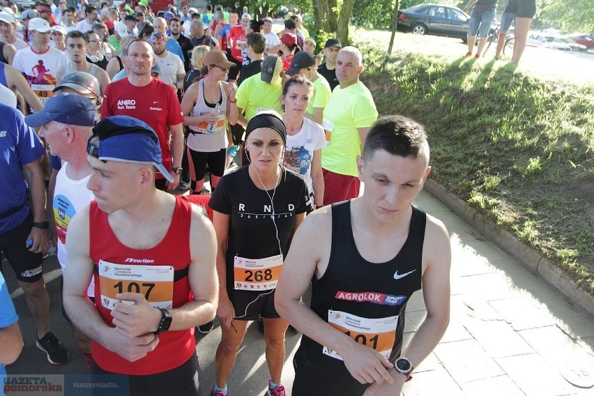 Prawie 250 zawodników wzięło udział w liczącym 10 kilometrów...