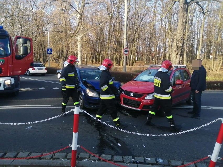 Uwaga! Zderzenie aut na skrzyżowaniu Daszyńskiego z Budowlanych. Są utrudnienia 