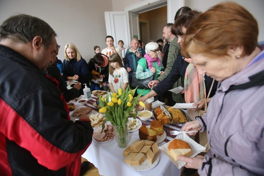 Wielkanoc dla prawosławnych i jarmark ukraiński odbyły się w Katowicach z udziałem uchodźców z Ukrainy oraz Polaków 