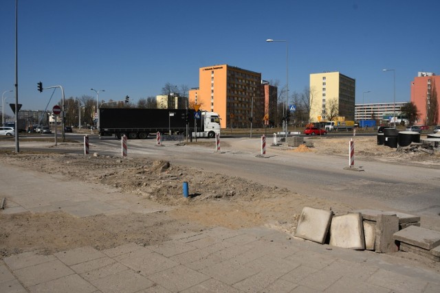 Na skrzyżowaniu ulicy Domaszowskiej i alei Solidarności w Kielcach wstrzymano prace, ponieważ brakuje materiałów budowlanych, ale toczą się na innych odcinkach.

Na kolejnych zdjęciach  zobacz jak postępuje przebudowa ulicy Domaszowskiej