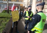 "Spacer" przeciwko wyborom 10 maja. Pikieta przed siedzibą PiS w Szczecinie