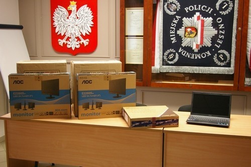 Leszno: Policjanci otrzymali nowy sprzęt biurowy i ratowniczy [ZDJĘCIA]