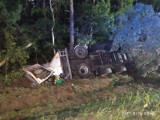 Groźny wypadek na drodze nr 22 między Kostrzynem a Gorzowem. Samochód ciężarowy uderzył w drzewo i przewrócił się