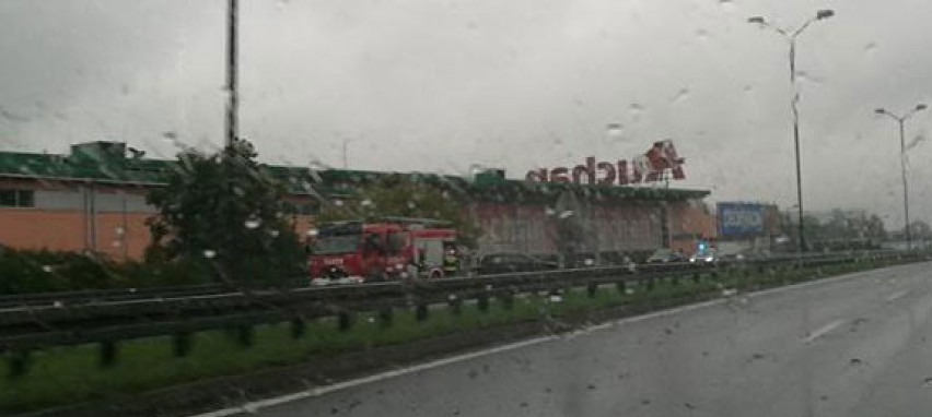 Katowice: Zderzenie osobówek na DTŚ przy Auchan. Droga była zablokowana [ZDJĘCIA]